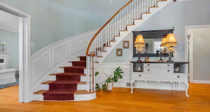 Large suite w/ king bed! The Blooming Garden!