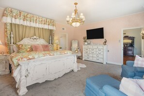 1 bedroom, desk, iron/ironing board, free WiFi - King suite! Sitting area-lots of windows-Blushing Rose (Fort Smith)