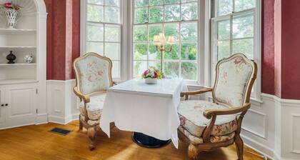 Huge suite! Sitting area-lots of windows-Blushing Rose