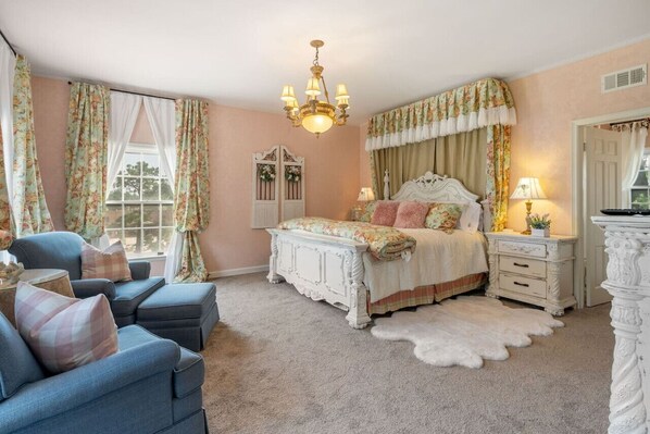 1 bedroom, desk, iron/ironing board, free WiFi - King suite! Sitting area-lots of windows-Blushing Rose (Fort Smith)