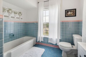 Hair dryer, towels - King suite! Sitting area-lots of windows-Blushing Rose (Fort Smith)