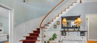 Peaceful Magnolia suite with queen size bed & sitting area