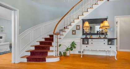 Peaceful Magnolia suite with queen size bed & sitting area