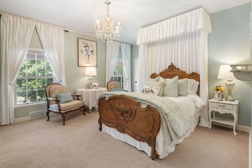 Peaceful Magnolia suite with queen size bed & sitting area