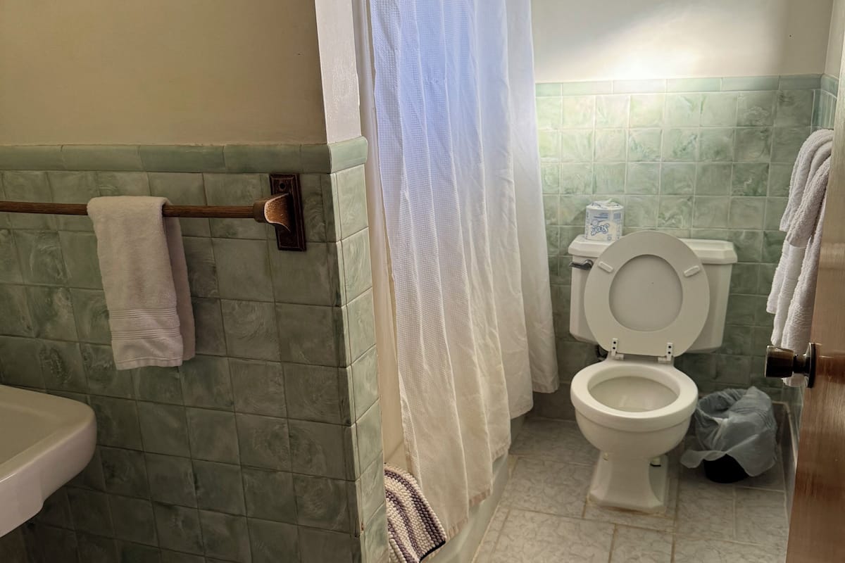 Quarto casal básico | Ferros/tábuas de passar roupa, Wi-Fi de cortesia