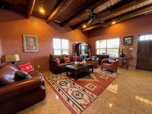 Smart TV, books - Casita del Sol - Exceptional One Bedroom Santa Fe Home on 2.5 Acres (Santa Fe)