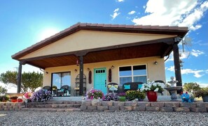 Property grounds - Casita del Sol - Exceptional One Bedroom Santa Fe Home on 2.5 Acres (Santa Fe)