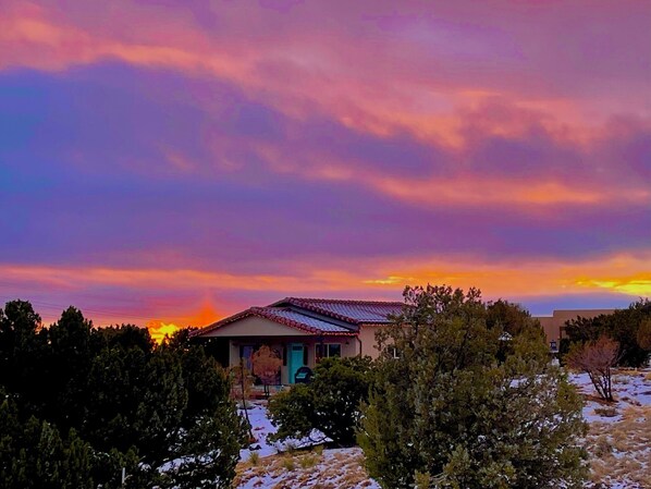 Exterior - Casita del Sol - Exceptional One Bedroom Santa Fe Home on 2.5 Acres (Santa Fe)