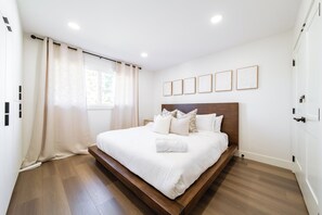 6 bedrooms, iron/ironing board, WiFi, bed sheets