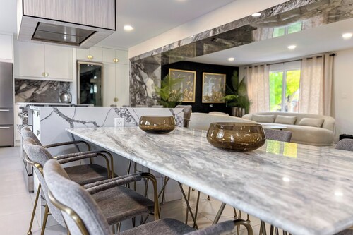 *Entire Home*Luxury Retreat*Hot Tub*A/C