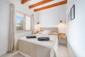 4 bedrooms, free WiFi, bed sheets, wheelchair access
