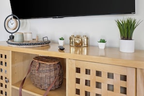 Talo, tupakointi kielletty, patio | Oleskelualue | Televisio