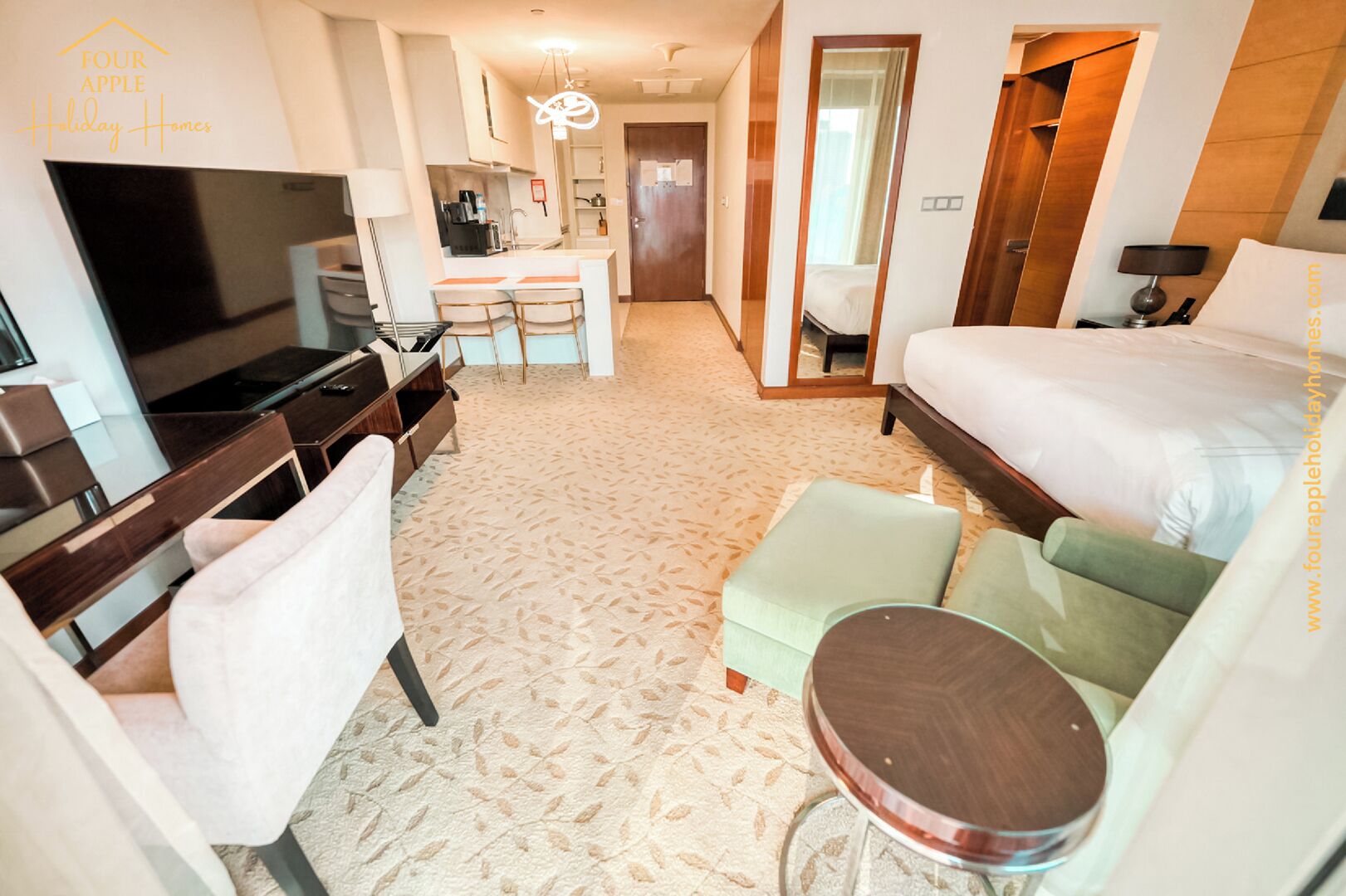 Ein Hotelzimmer mit Bett, Schreibtisch, Fernseher und einer Sitzecke.