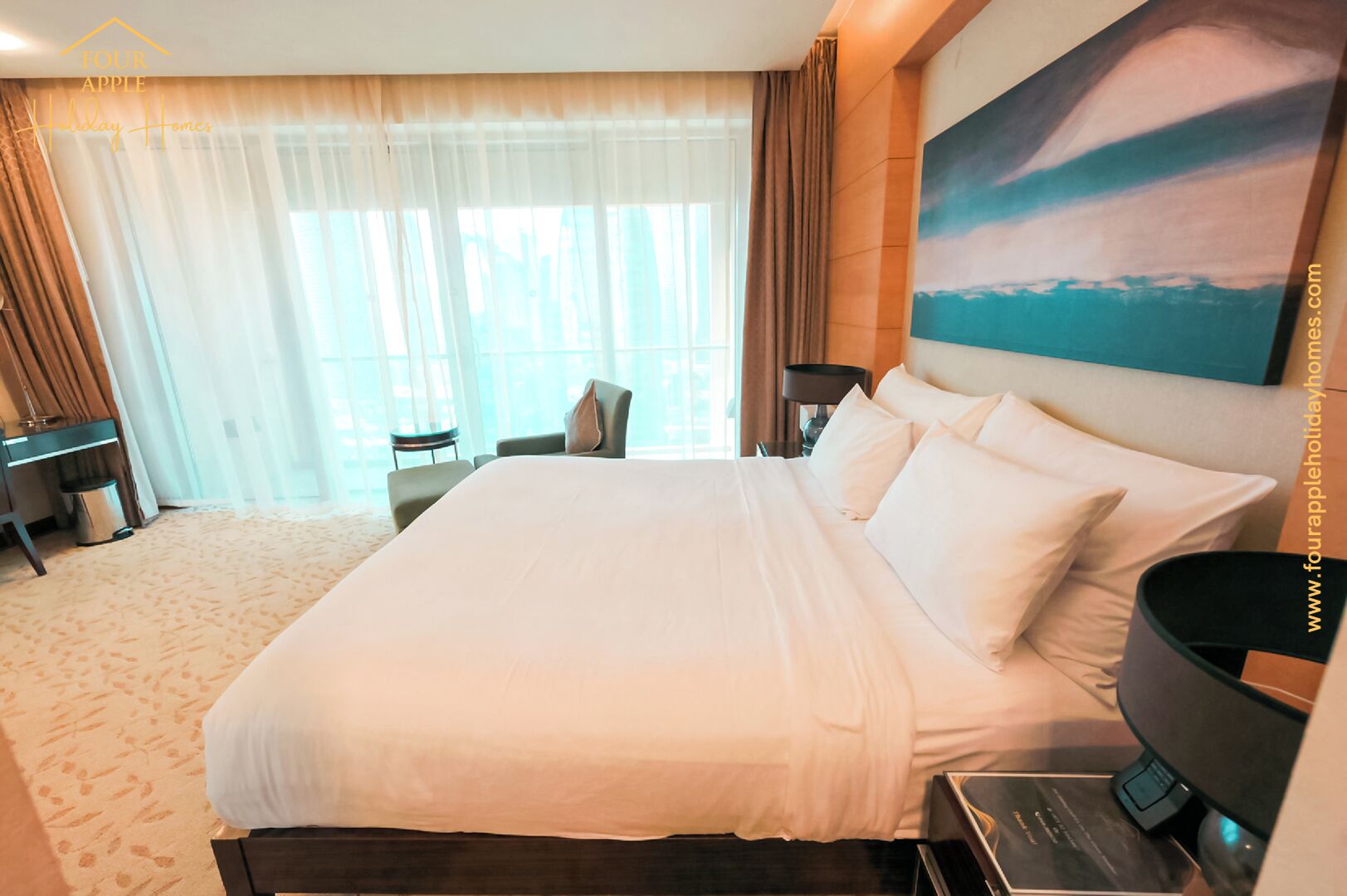 Una habitación de hotel con una cama grande, un escritorio, una silla y un cuadro en la pared.