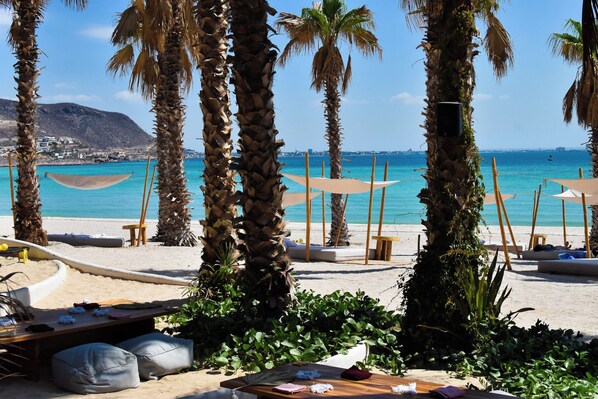 Sun-loungers, beach towels - Luxury condo in Vistamar Puerta Cortes with access to beach clubs (La Paz)