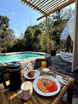 Comfort Room, 1 King Bed | Breakfast meal | Free daily continental breakfast - Alma Glamping  (Coatepec)