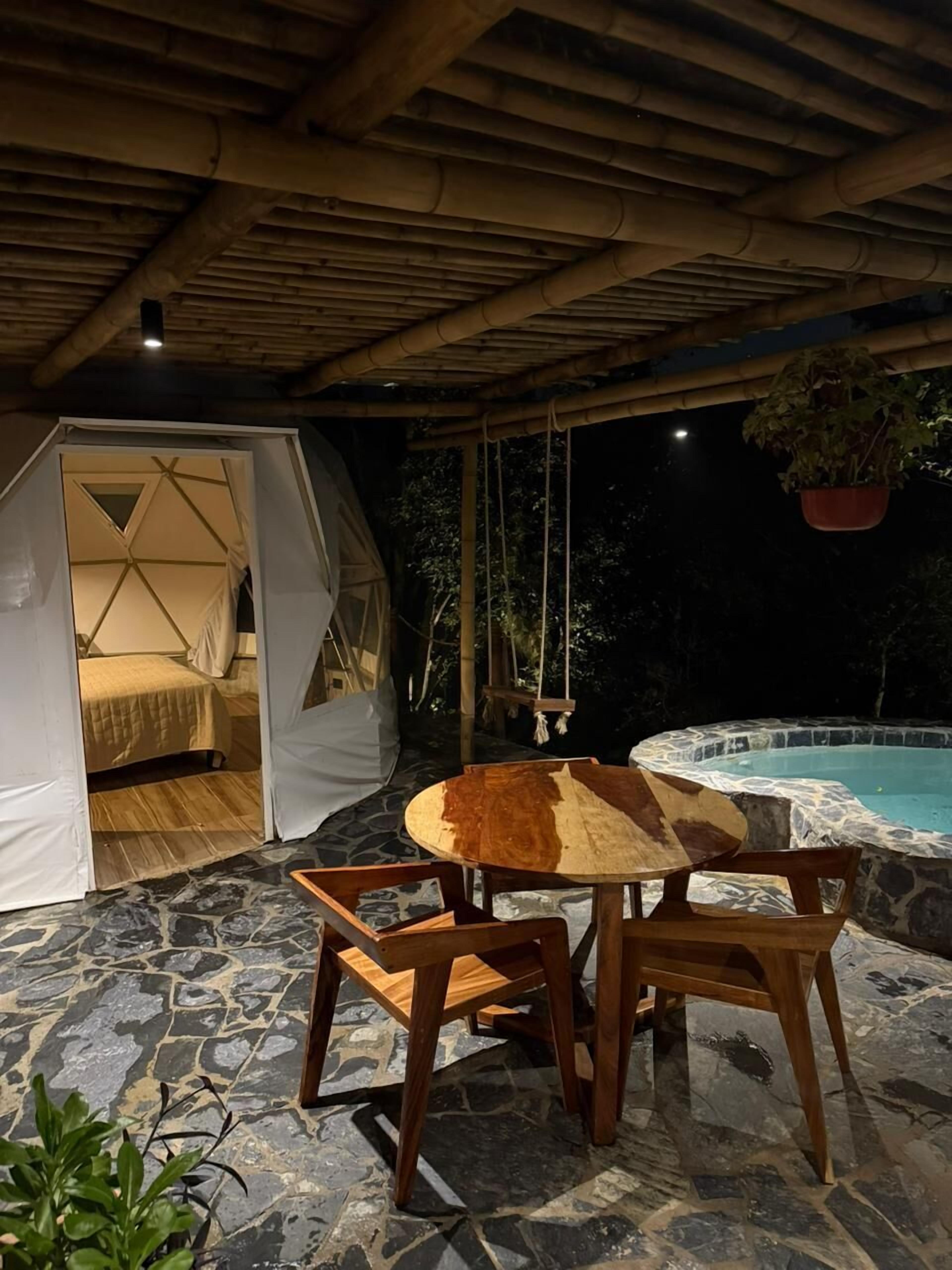 Comfort Room, 1 King Bed | Living area