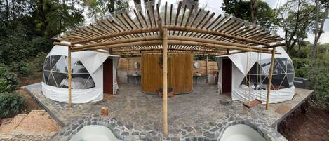 Comfort Room, 1 King Bed | Bathroom