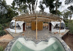 Comfort Room, 1 King Bed | Bathroom | Shower, towels, soap, shampoo - Alma Glamping (Coatepec)