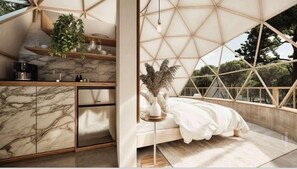 Comfort Room, 1 King Bed | Living area