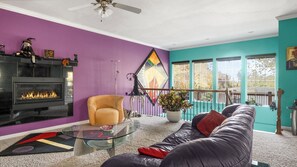 TV connectée, cheminée, écrans d'ordinateur, imprimantes