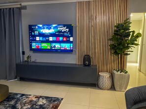 Apartment, 3 Bedrooms, Smoking, Balcony | Interior