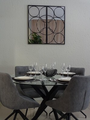 Apartment, 3 Bedrooms, Smoking, Balcony | Dining room