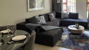 Apartemen, 3 kamar tidur, Boleh Merokok, balkon | Area keluarga