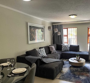Appartement, 3 chambres, fumeur, balcon | Aire de séjour