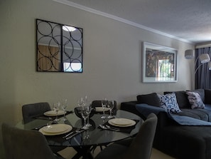 Appartement, 3 chambres, fumeur, balcon | Salle Ă manger