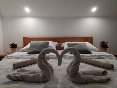 Charming 2-bedroom apartment 2 with WiFi, AC in delightful Plitvice Lakes