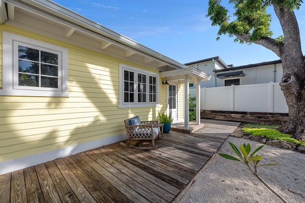 Terrace/patio - Charming Coastal Cottage Retreat - Minutes to the Beach and Downtown Naples (Naples)