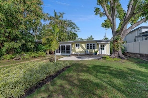 Exterior - Charming Coastal Cottage Retreat - Minutes to the Beach and Downtown Naples (Naples)