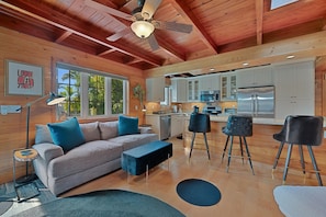 Living area - Charming Coastal Cottage Retreat - Minutes to the Beach and Downtown Naples (Naples)
