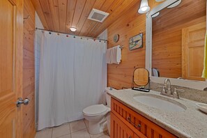Towels, soap, toilet paper - Charming Coastal Cottage Retreat - Minutes to the Beach and Downtown Naples (Naples)