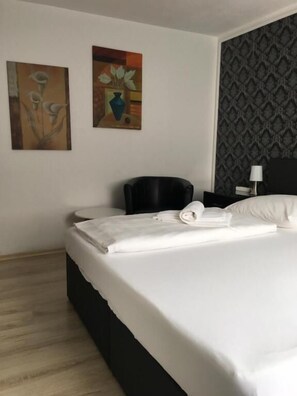 Double Room | Soundproofing, free WiFi, bed sheets - Pension Alis (Augsburg)