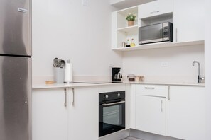 Refrigerador, microondas, parrilla de estufa y cafetera y tetera 