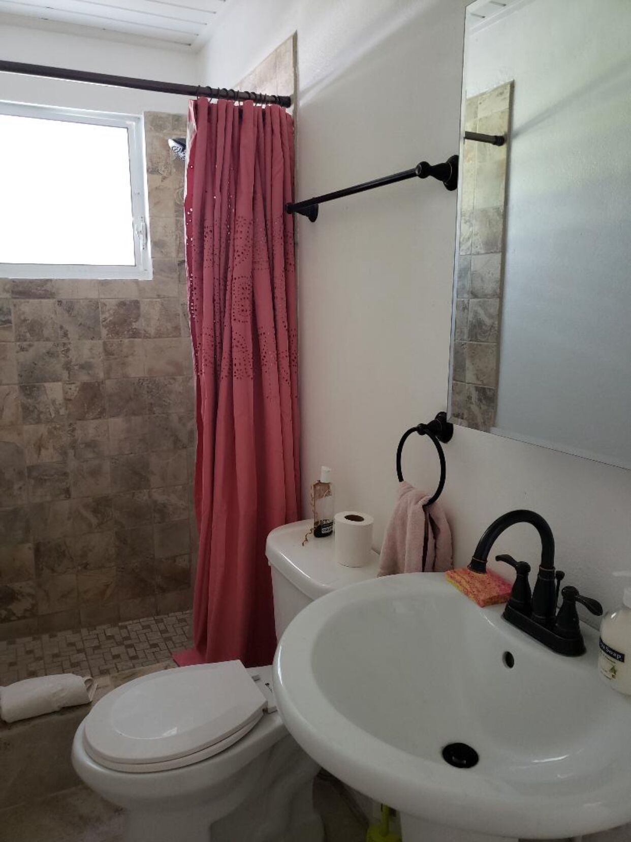 Douche, séchoir à cheveux, serviettes fournies, savon