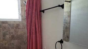 Douche, séchoir à cheveux, serviettes fournies, savon