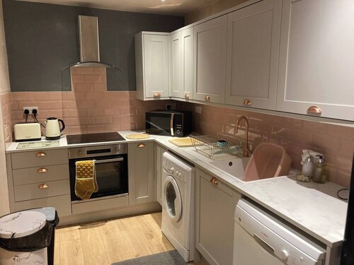 Main Private Door, 3 Bed, Lovely Victorian Flat, next to Tram Stop at Leith Walk