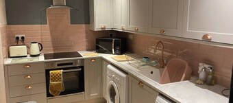 Main Private Door, 3 Bed, Lovely Victorian Flat, next to Tram Stop at Leith Walk