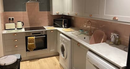 Main Private Door, 3 Bed, Lovely Victorian Flat, next to Tram Stop at Leith Walk