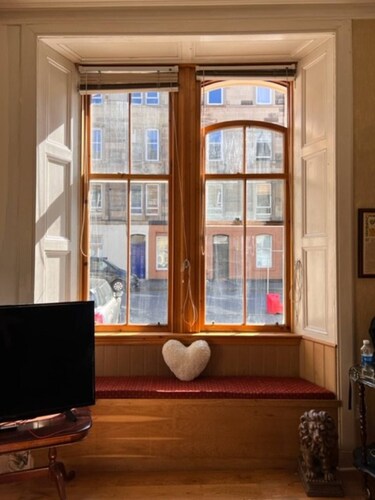 Leith Walk, Private Main Door, 3 Bedroom Lovely Victorian Apartment at Tram Stop