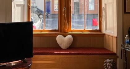 Leith Walk, Private Main Door, 3 Bedroom Lovely Victorian Apartment at Tram Stop