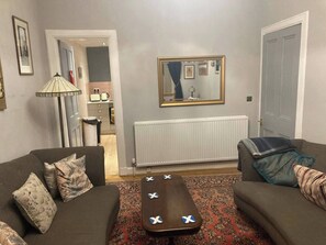 Smart TV - Private Main Door, 3 Bed, Lovely Victorian Flat, next to Tram Stop at Leith Walk (Edinburgh)