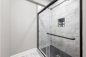 Hair dryer, towels, soap, shampoo - Premium 4-Bedroom Retreat Designed for Comfort (East Point)