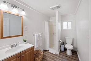 Een haardroger, handdoeken, zeep, toiletpapier