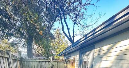 Central Location Beach Access BBQ Patio Cottage
