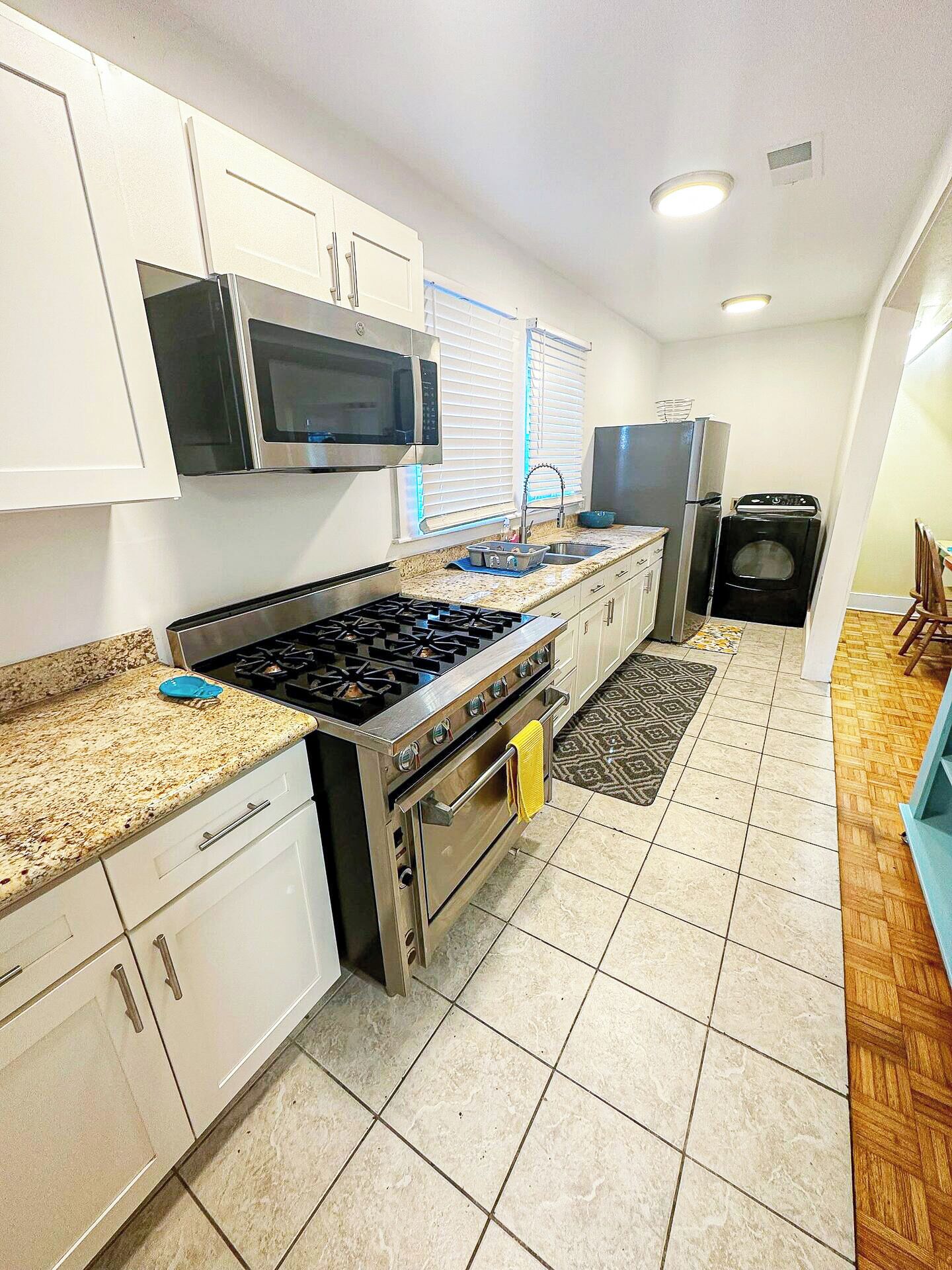 Micro-ondes, four, plaque de cuisson