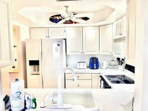 Kühlschrank, Mikrowelle, Herdplatte, Geschirrspüler